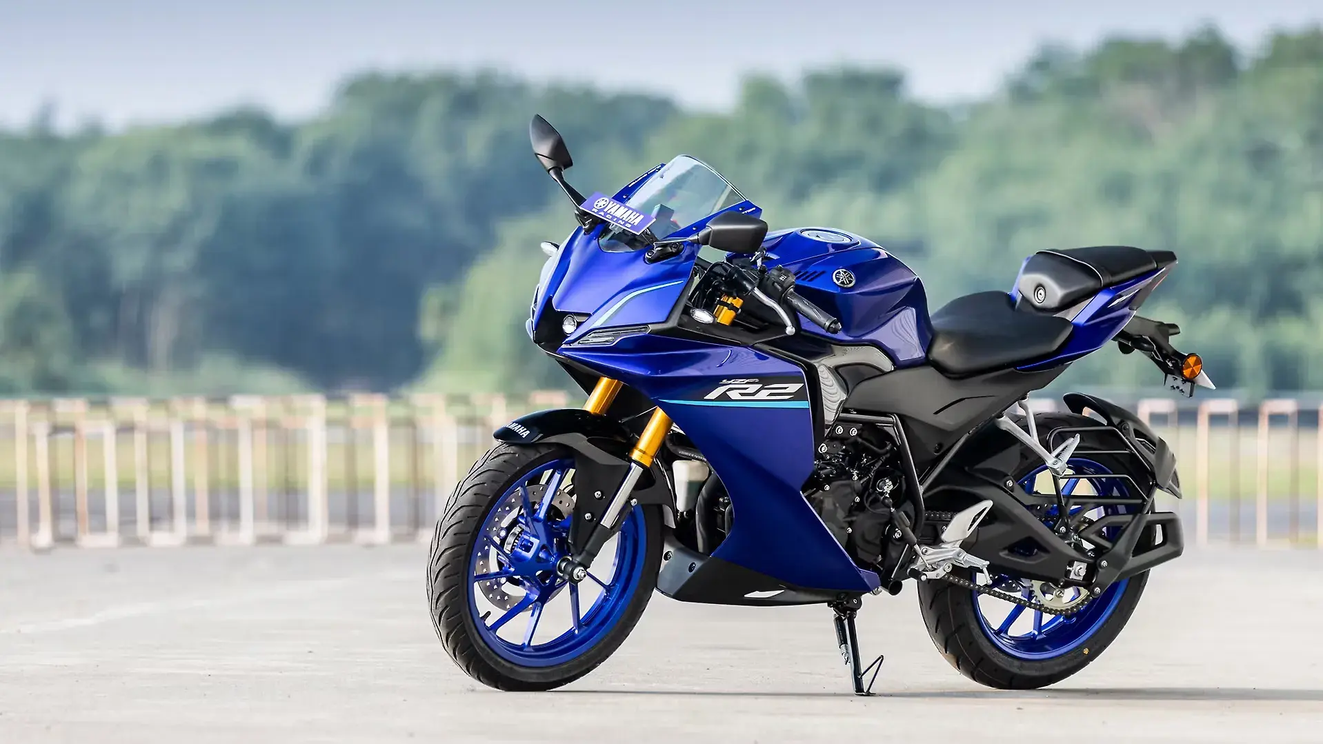 Yamaha YZF-R2 front three-quarter left (Racing Blue)