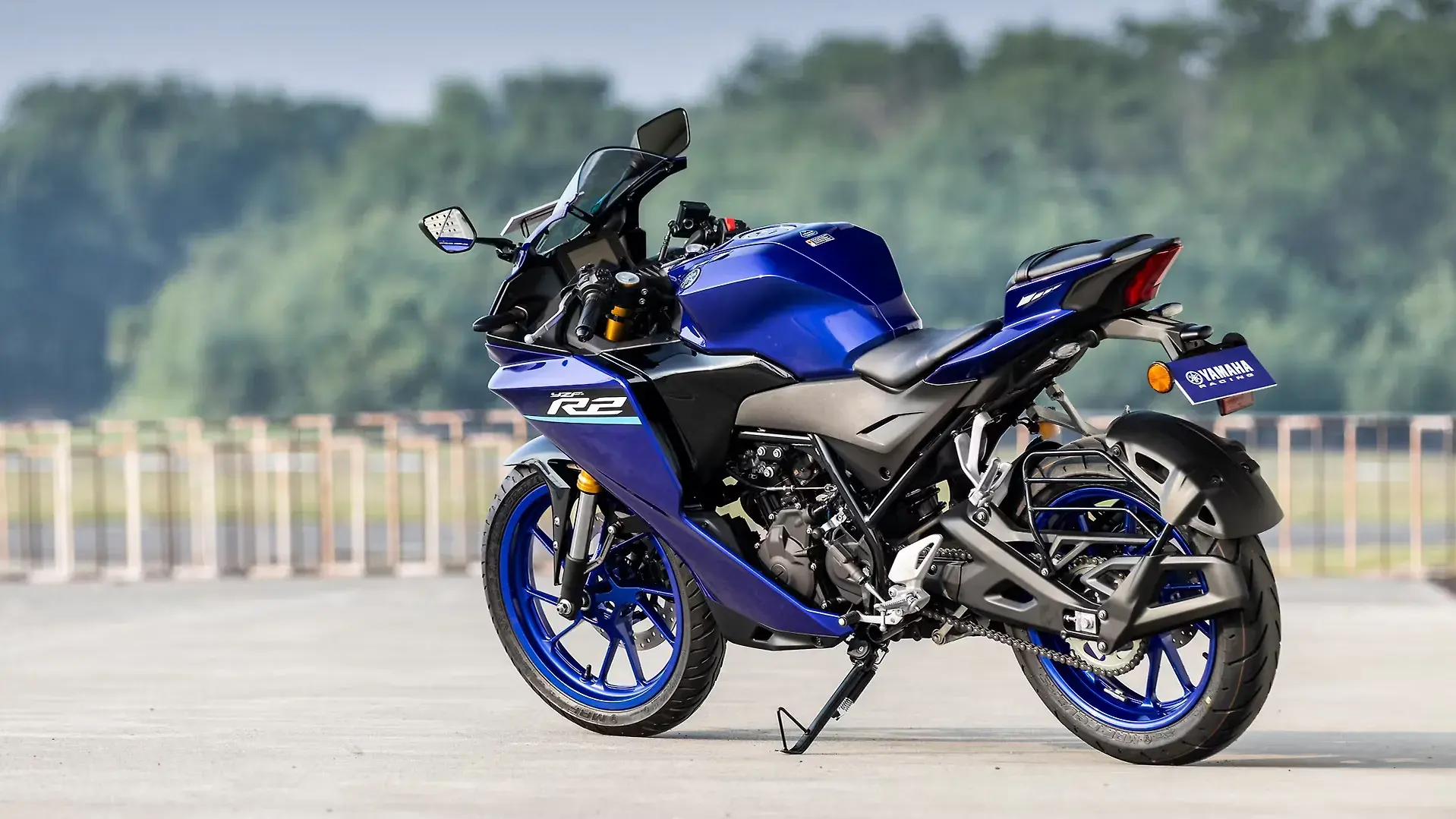 Yamaha YZF-R2 rear three-quarter left