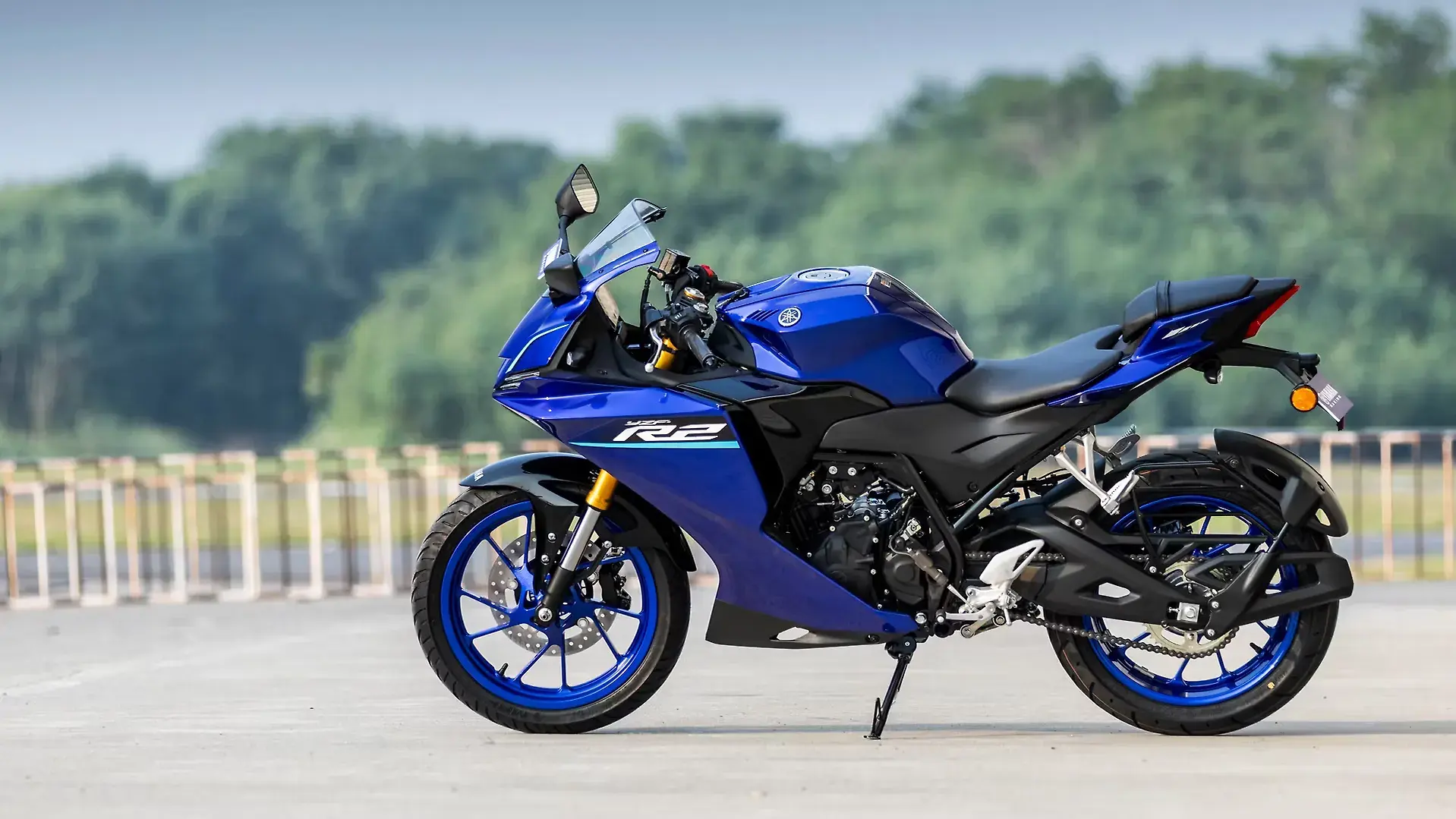 Yamaha YZF-R2 left side view
